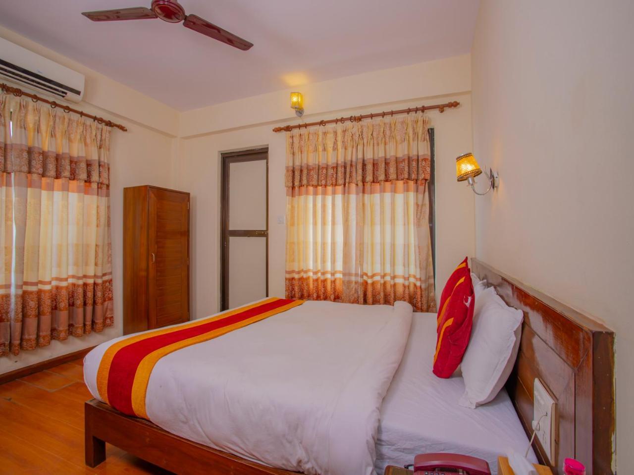 Hotel Garuda Inn Покхара Экстерьер фото