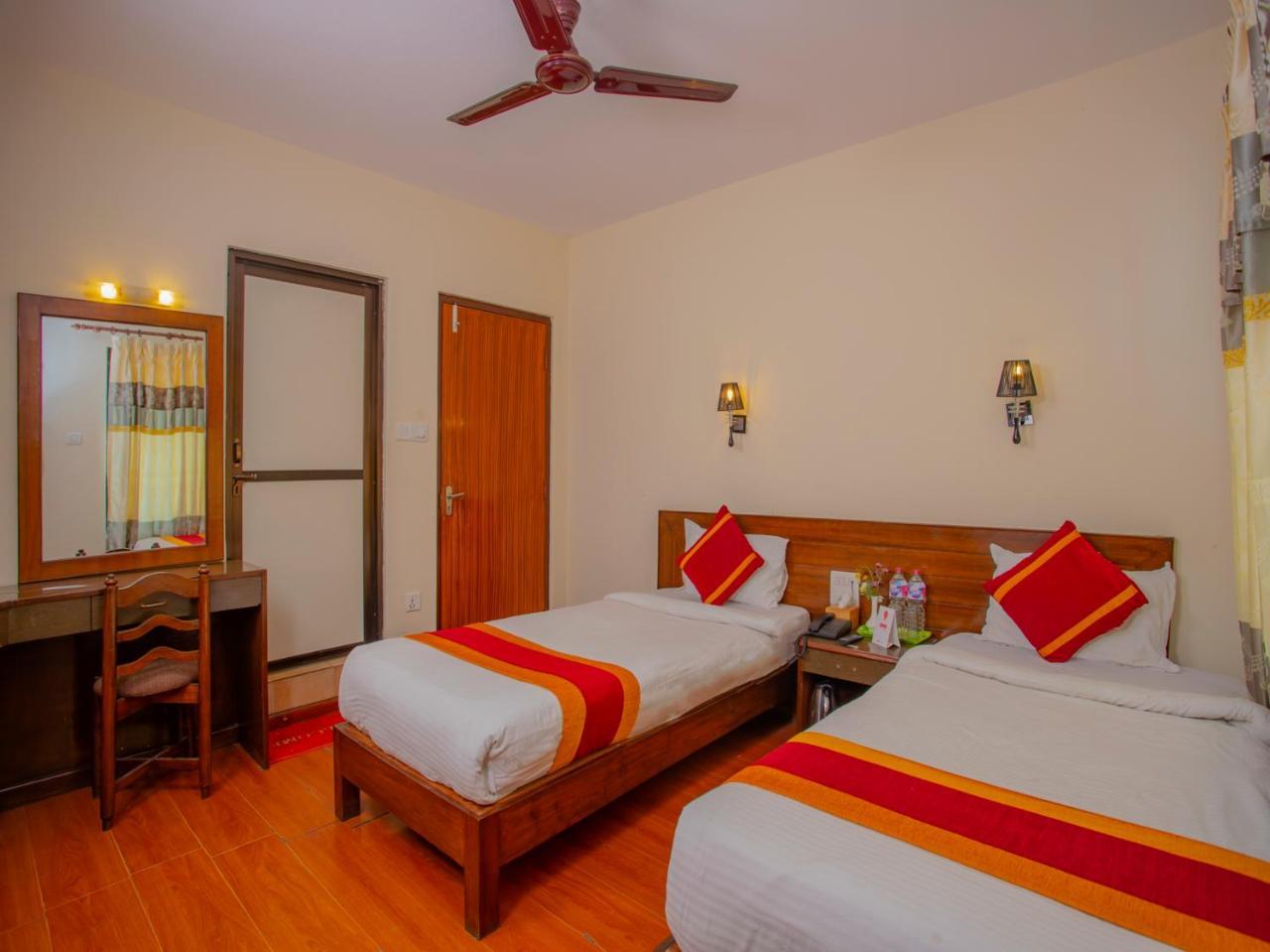 Hotel Garuda Inn Покхара Экстерьер фото