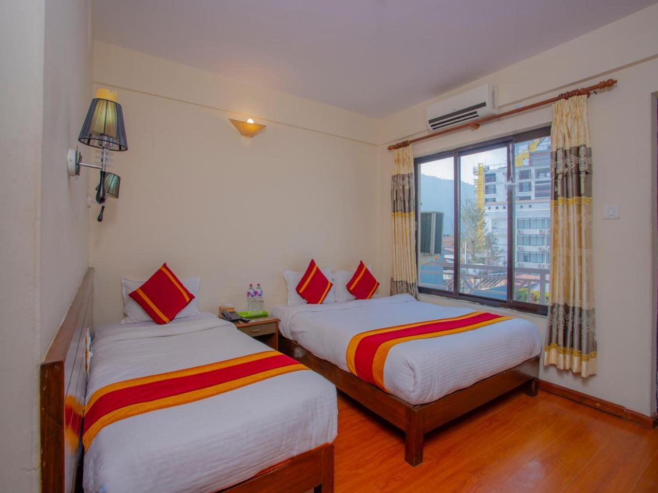 Hotel Garuda Inn Покхара Экстерьер фото