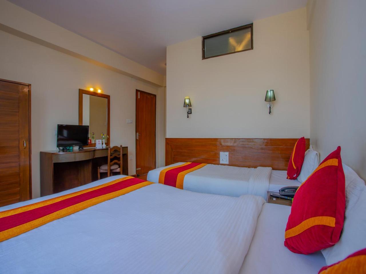 Hotel Garuda Inn Покхара Экстерьер фото